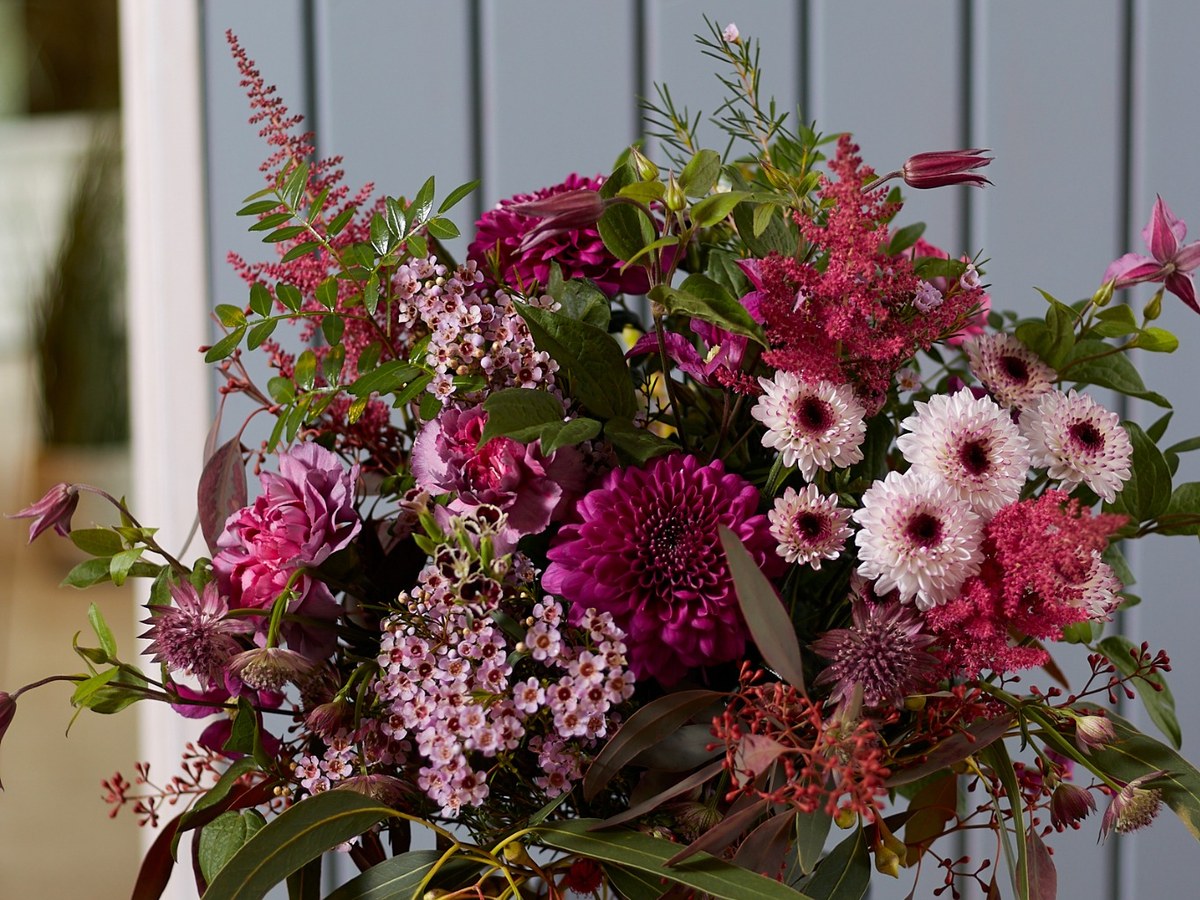 Farbenfroher Blumenstrauß mit Dahlien und saisonalen Blüten im Blumenhaus Altenau
