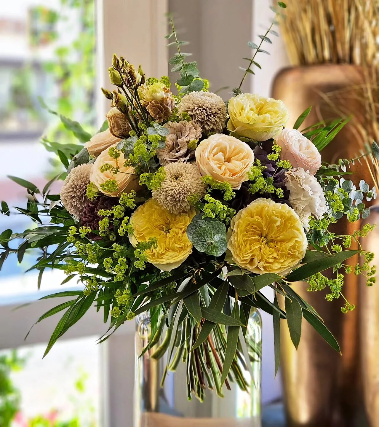 Individuell gestalteter Blumenstrauß in Gelb, Creme und Grün vom Blumenhaus Altenau