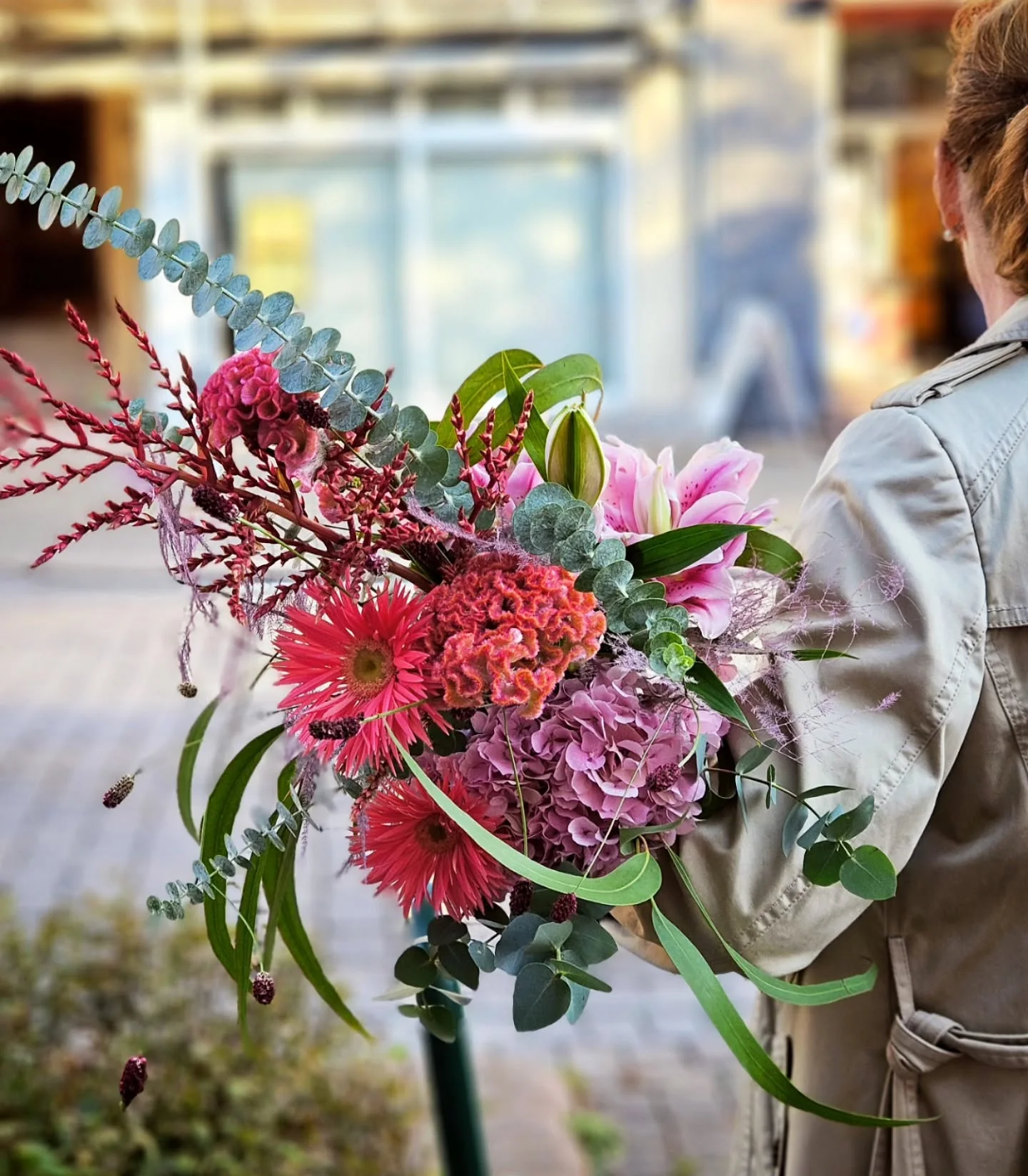 Großer farbenfroher Blumenstrauß mit Gerbera, Hortensie, Lilien und Eukalyptus