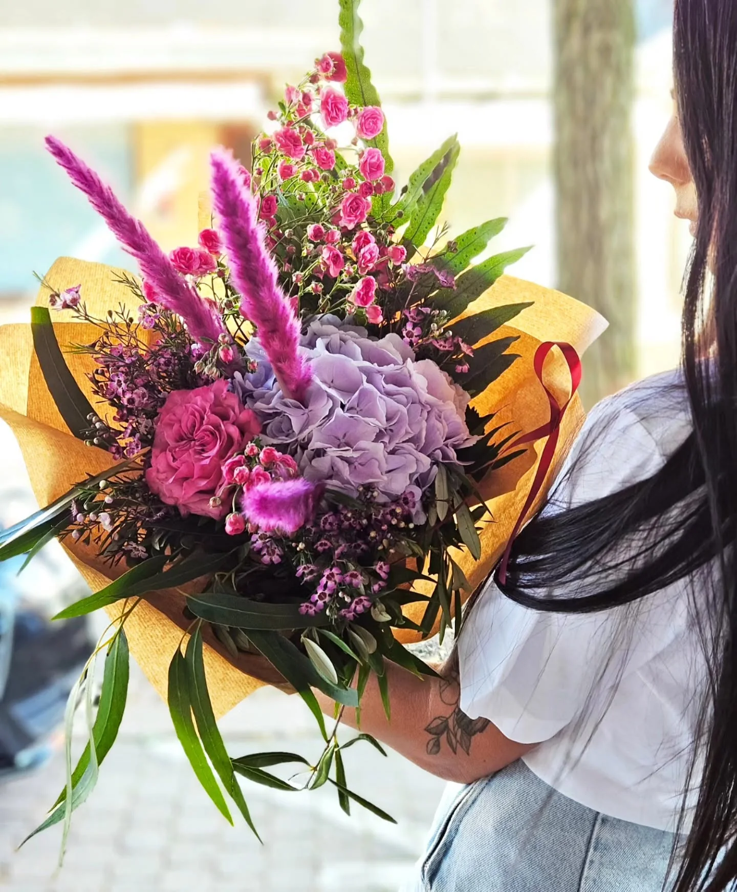 Individuell gestalteter Blumenstrauß in Rosa und Violett mit Hortensie und Rosen