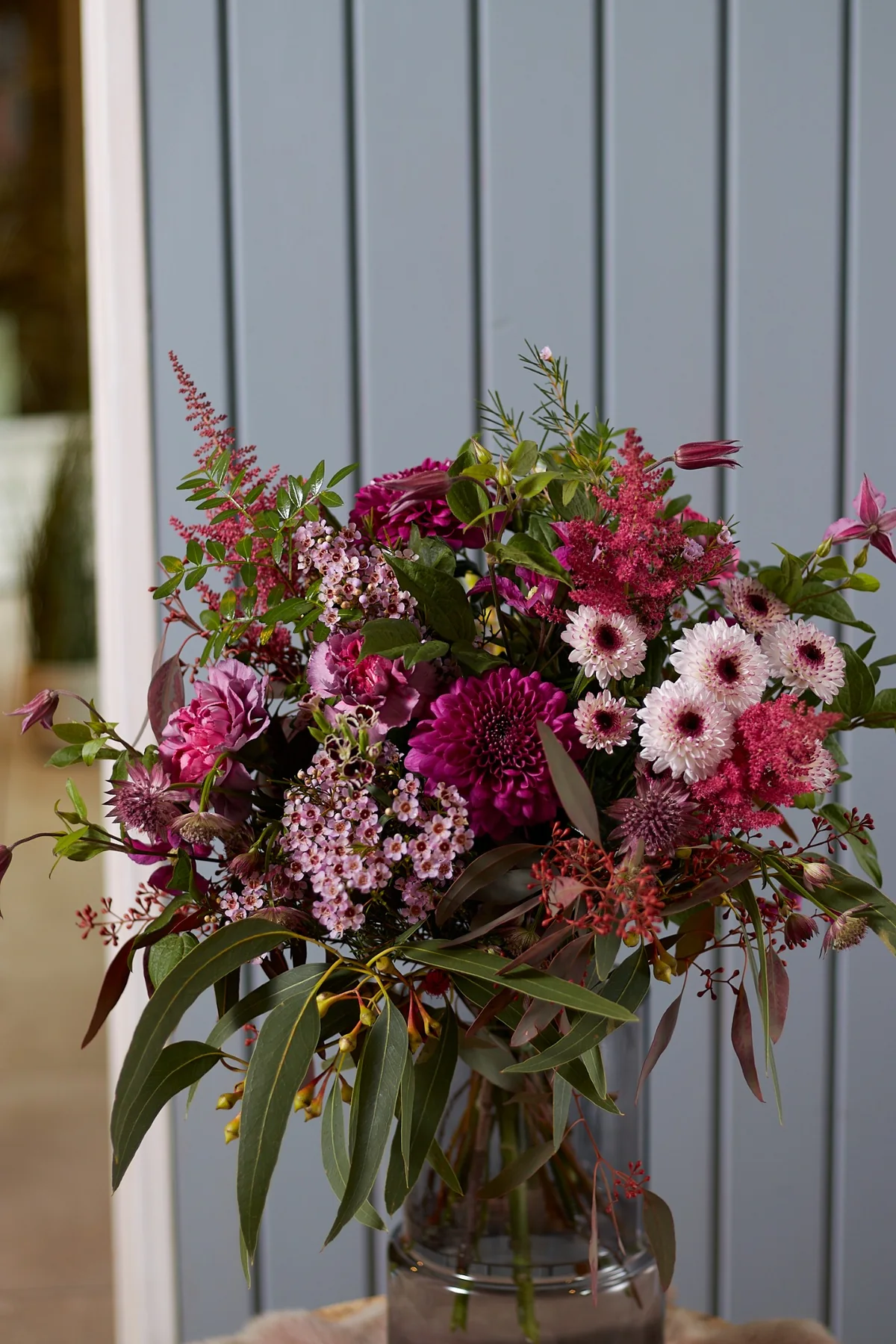 Individuell gestalteter Blumenstrauß in Bordeaux, Rosa und Grün vom Blumenhaus Altenau