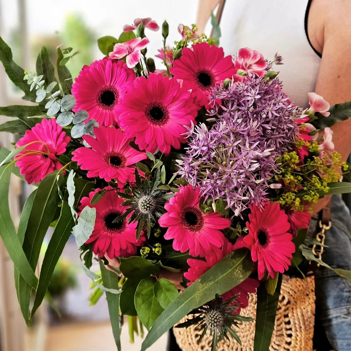 Farbenfroher Blumenstrauß mit pinken Gerbera, Allium und Eukalyptus