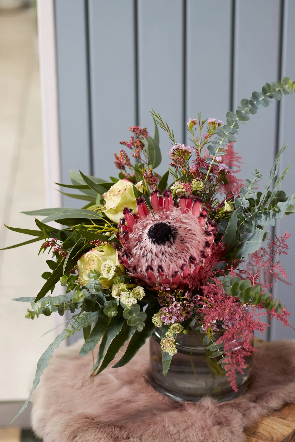 Individuell gestalteter Blumenstrauß mit Protea, Eukalyptus und floralen Akzenten