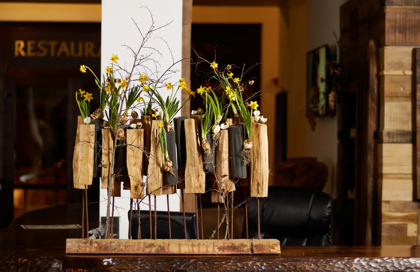 Florales Frühlingsobjekt aus Holz, Zweigen und gelben Narzissen