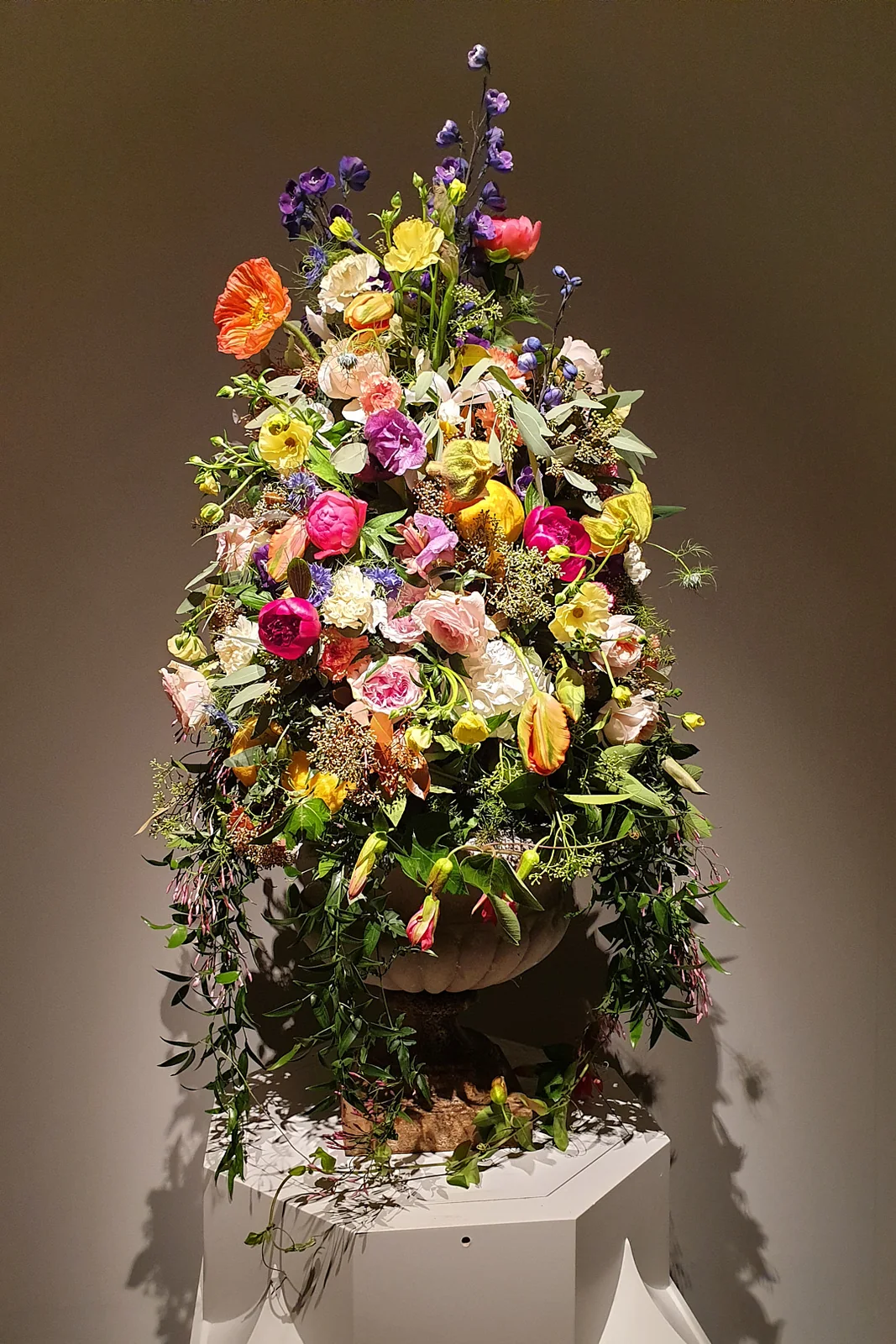 Große farbenfrohe florale Gestaltung mit üppig arrangierten Blüten