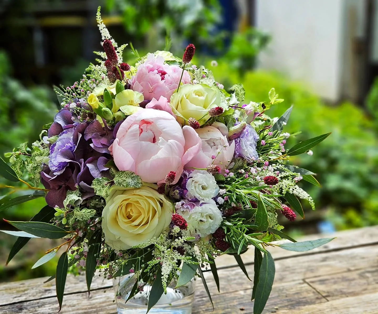 Brautstrauß in Rosa, Creme und Violett mit Pfingstrosen, Rosen und Hortensie