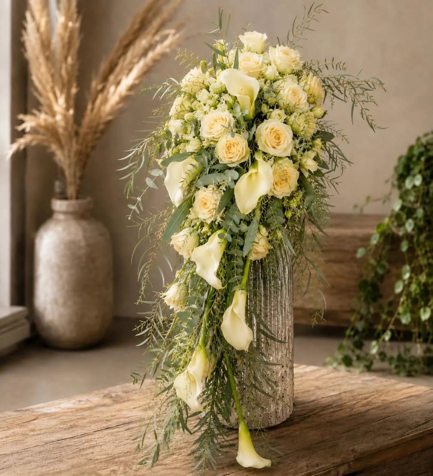Fließender Brautstrauß in Creme und Grün mit Calla, Rosen und Eukalyptus