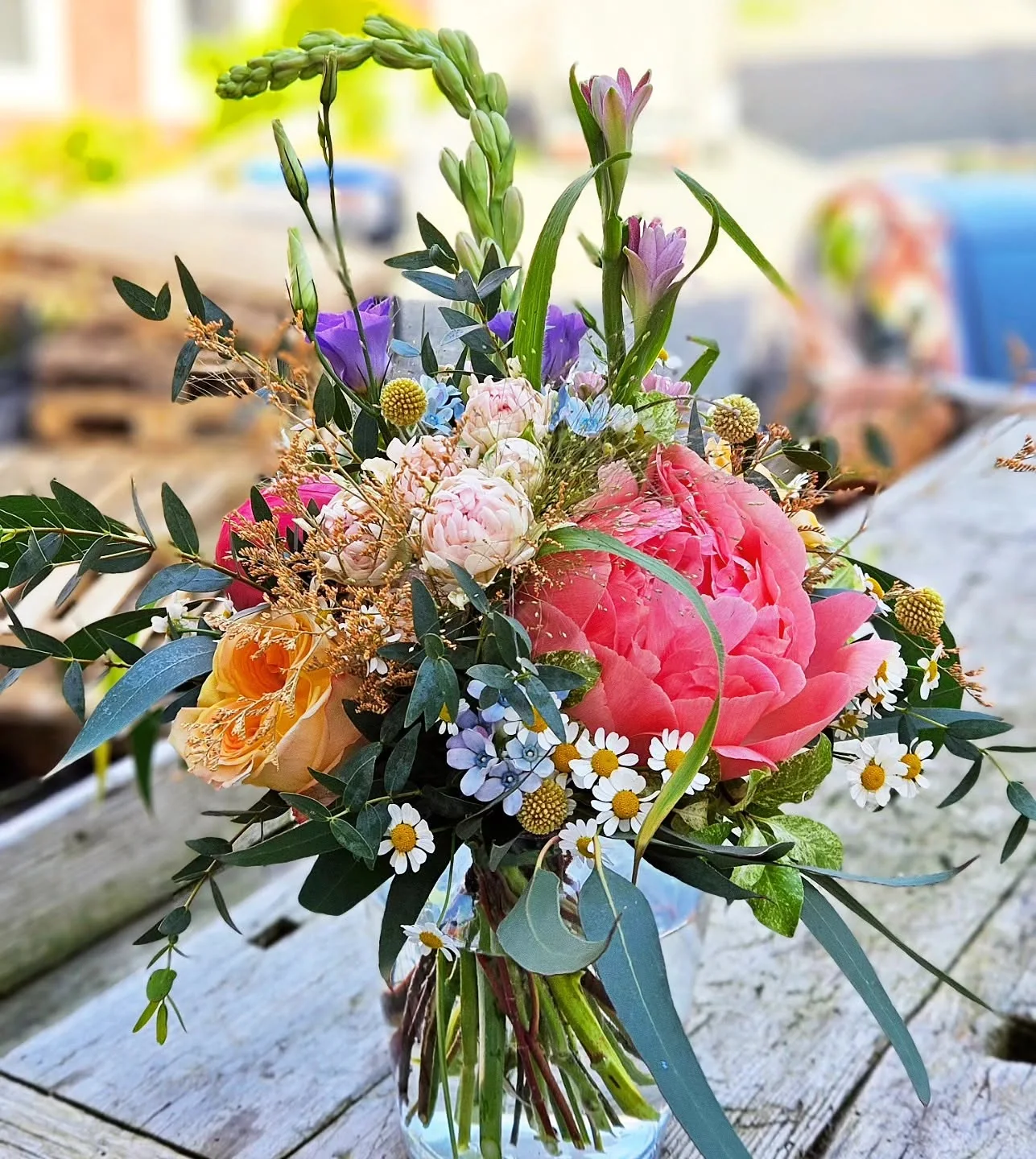 Farbenfroher Brautstrauß mit Pfingstrose, Rosen, Kamille und Eukalyptus