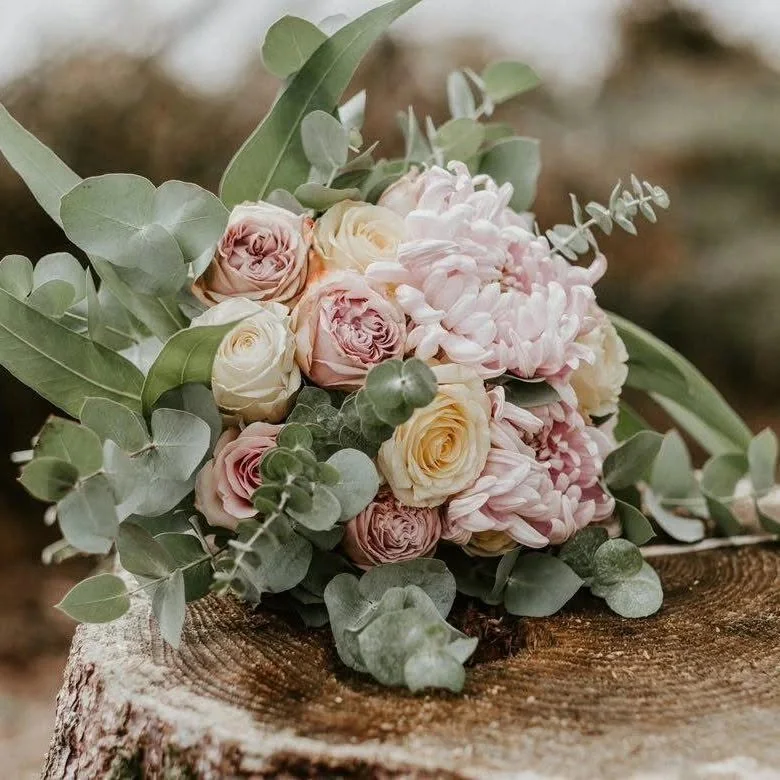 Romantischer Brautstrauß mit Rosen, Chrysanthemen und Eukalyptus
