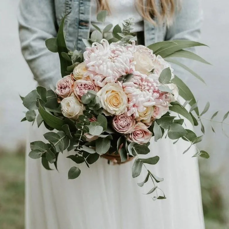 Brautstrauß in Creme und Rosé mit Rosen, Chrysanthemen und Eukalyptus