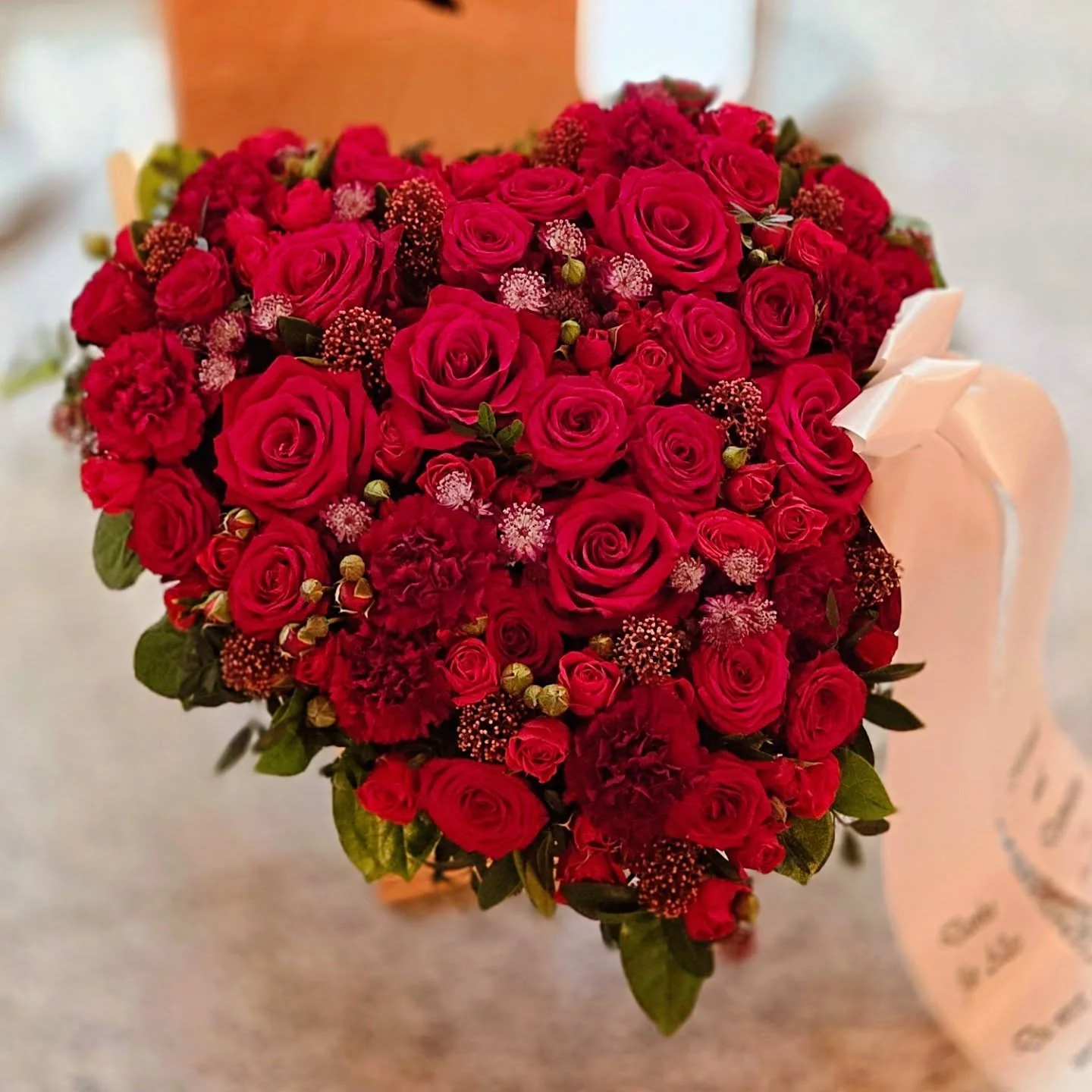 Rotes Trauerherz mit Rosen, Nelken und feinen Blütendetails