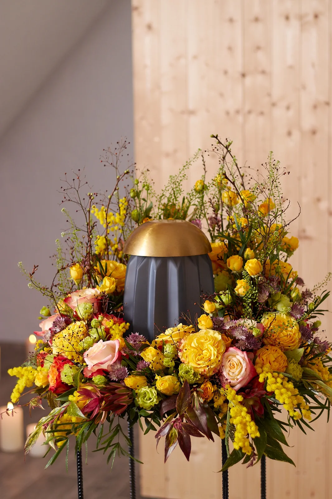 Urnenschmuck mit gelben und rosafarbenen Blüten, Rosen und lockerem Naturgrün